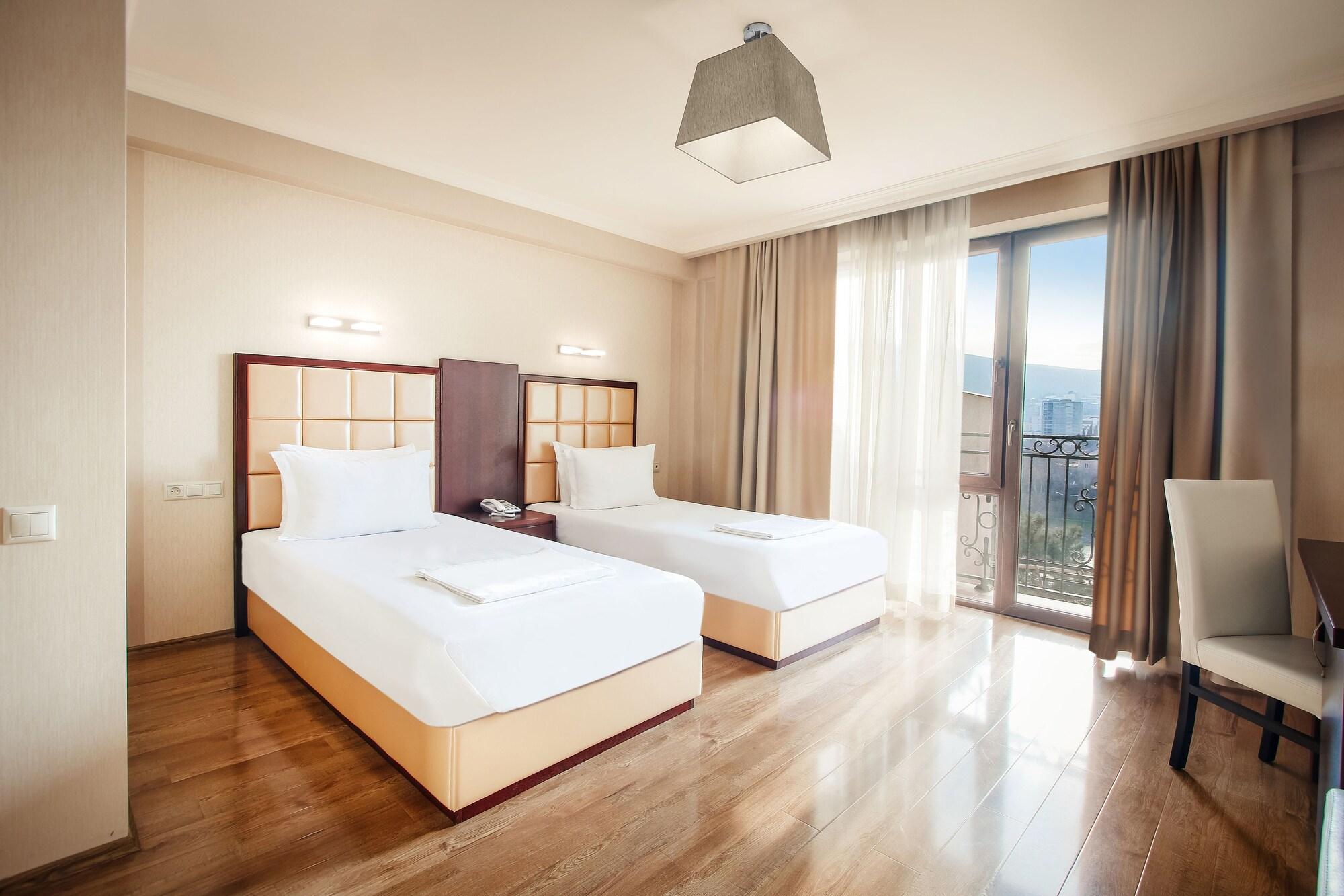 Hotel Gtm Plaza Tbilisi Esterno foto